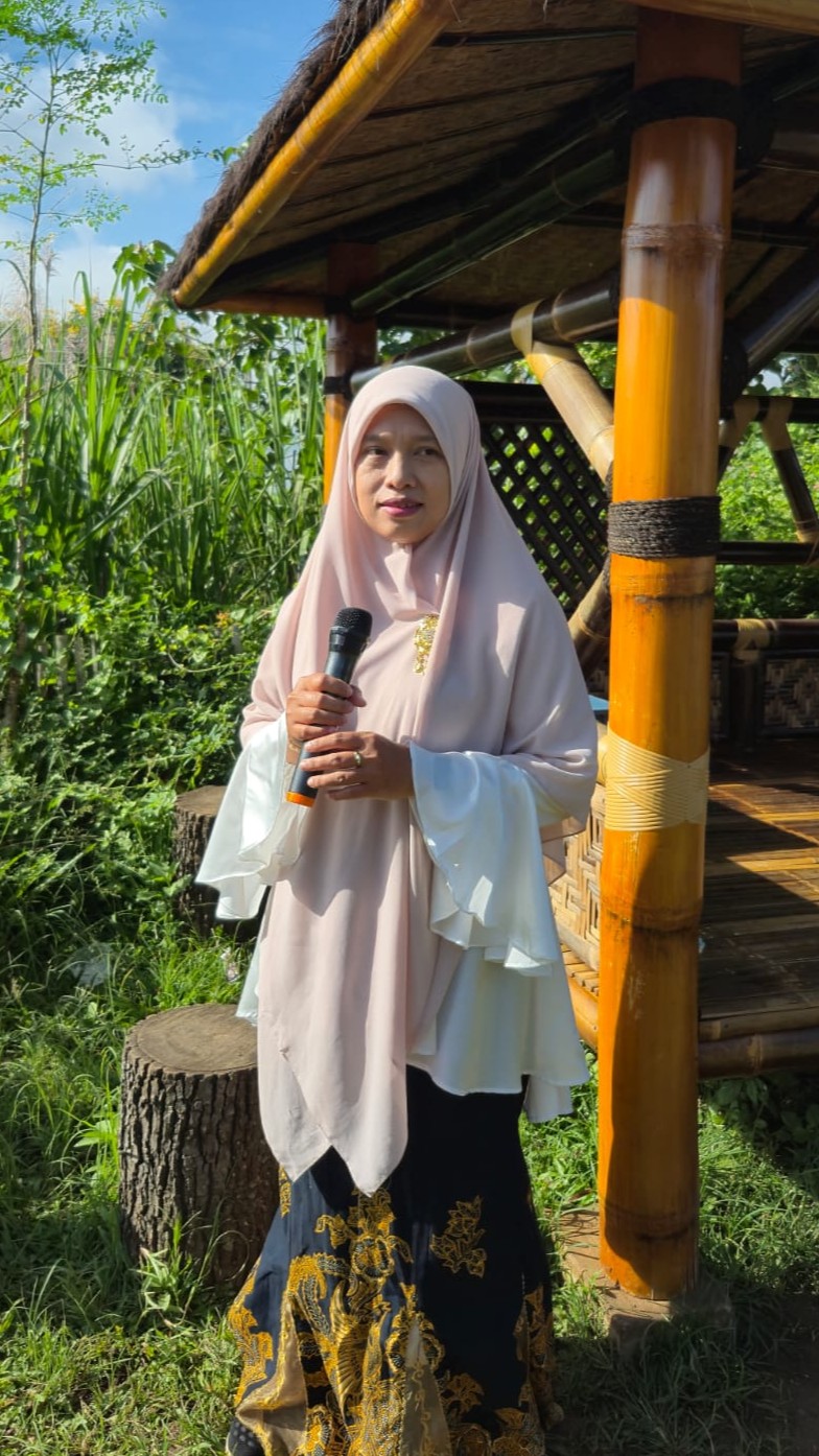 Darul Choiriyah, S.Pd. - Kepala Sekolah SD Islam Anak Negeri